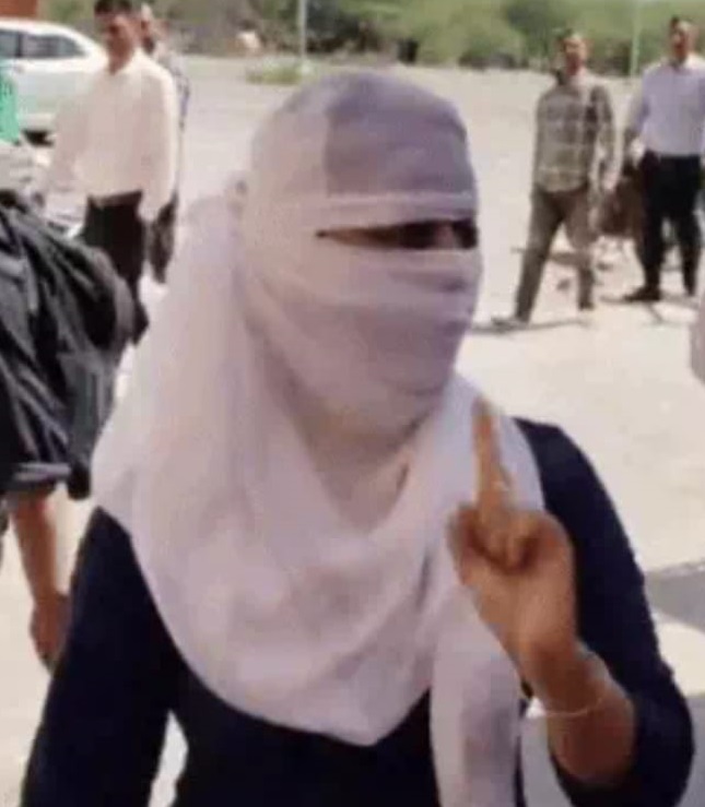जमानत पर जेल से बाहर आई युवती ने पत्रकारवार्ता करने पहुंची युवती को पुलिस ने रोका