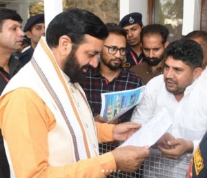 धाकड़ न्यूज:  प्रदेश के मुख्यमंत्री नायब सिंह सैनी ने कहा कि आपकी तकलीफ मेरी तकलीफ है। उन्होंने कहा कि मुख्य सेवक के रूप में मैं 24*7 आपके साथ खड़ा हूं,