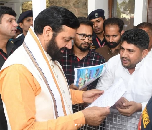 धाकड़ न्यूज:  प्रदेश के मुख्यमंत्री नायब सिंह सैनी ने कहा कि आपकी तकलीफ मेरी तकलीफ है। उन्होंने कहा कि मुख्य सेवक के रूप में मैं 24*7 आपके साथ खड़ा हूं,