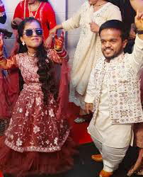 रिपसेशन पार्टी के दौरान दुल्हा दुल्हन।