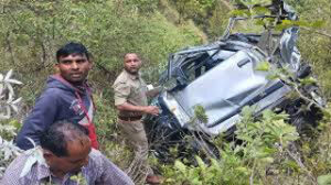 फरीदाबाद से उत्तराखंड जा रही थार गाड़ी खाई में गिरी।