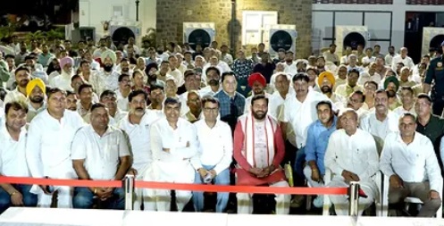 Chief Minister with farmers of poultry industry.
