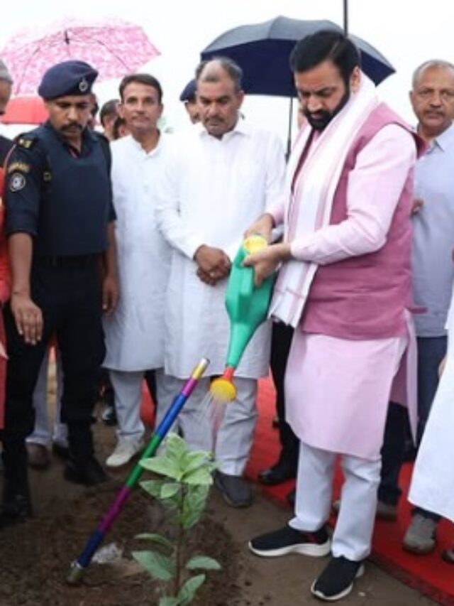 पर्यावरण दिवस पर आयोजित कार्यक्रम के दौरान मुख्यमंत्री ने भी एक पौधा लगाकर पर्यावरण संरक्षण का संदेश दिया