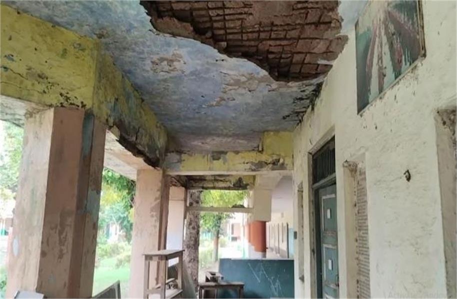 शिक्षा मंत्री के गांव के दो सरकारी स्कूल बदहाल